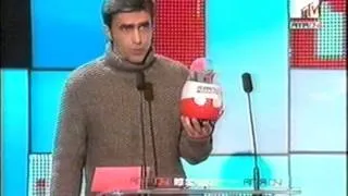 Премия " Легенда MTV" 2004 г . Бутусов награждает Каспаряна.