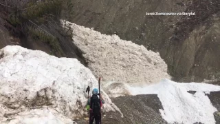 Hikers Witness Avalanche And It's Amazing
