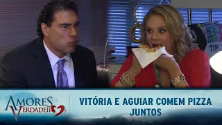 Amores Verdadeiros - Aguiar e Vitória comem pizza juntos