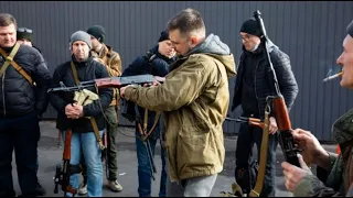 Ukrainian Civilians Arm themselves with Guns