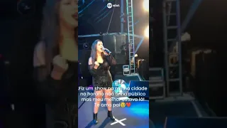 Cantora faz show com apenas uma pessoa na plateia: o pai