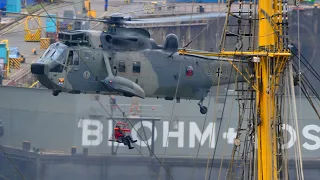 SOS Seenotrettungsübung mit Sea King Mk. 41 Helikopter beim Hafengeburtstag 2023 in Hamburg