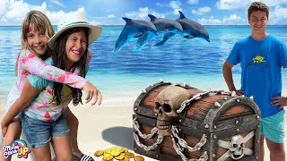 Maria Clara y JP encuentran tesoros de piratas en la playa