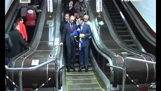 Яценюк и Луценко прокатились с флагами в метро