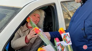 В Ревде и Дегтярске сотрудники ГИБДД и добровольцы дарили цветы женщинам за рулём