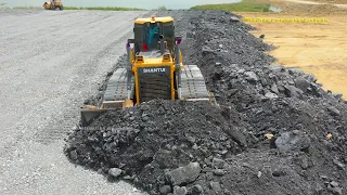Great Bulldozer Shantui Heavy Work to Push Gravel With Amazing Dump Truck Dumping