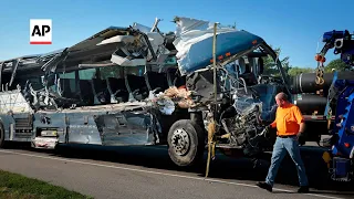 3 dead, 14 hurt in Illinois crash of Greyhound bus