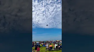 CRAZY Harrier Jet Fly By