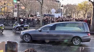 Arrivée du cortège et du cercueil de Johnny Hallyday à ses obsèques sur les Champs Elysées