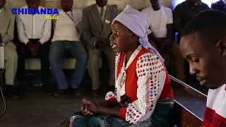 Akabatwa nesiki, ane chikomba, Mhirizhonga muDare raMambo Bhushu