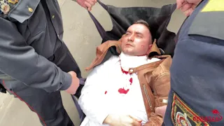 "Стёпочка, держись!" Степана Латыпова увозят из суда на скорой после попытки суицида