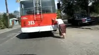 Бабка толкает автобус супер!