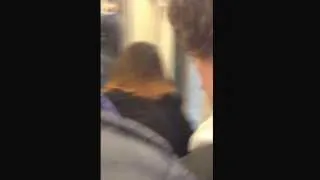 Bagarre totalement absurde dans le métro à Paris au Nouvel An