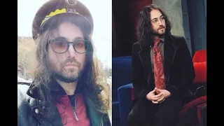 10 Potret Sean Ono, Anak John Lennon yang Mirip Banget Ayahnya!