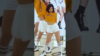 Korean girl Nancy TikTok Dance 😍 - 2 Phut Hon (KAIZ Remix)