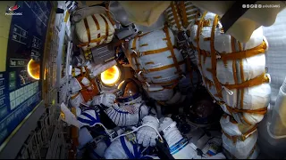 Entry into the Atmosphere of a Reentry Capsule. Plasma // Inside view //