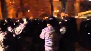 ЕВРОМАЙДАН БЕРКУТ НАЧАЛ ШТУРМ БАРРИКАД 11 12 2013 EVROMAYDAN KIEV storming the barricades