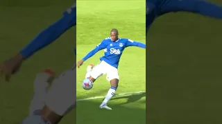 Doucoure saves Everton