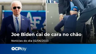 Joe Biden cai de cara no chão