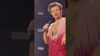 Harry Styles “Are you well?” to a fan screaming