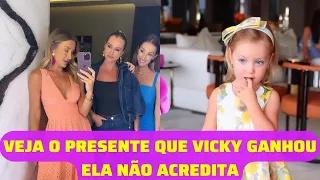 VICKY JUSTUS IMPRESSIONA TODO MUNDO CORTANDO O BOLO DE ANIVERSÁRIO SOZINHA 😱😱