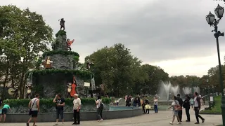 Харьков парк Шевченка фонтан с обезьянами возле зоопарка . Украина Харьков сентябрь 2019