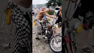 Крутой запуск Harley-Davidson с кик-стартера! Юра и его чоппер в стиле Old School.