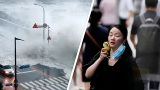 Аномальные катастрофы накрыли Китай. На юг страны обрушился тайфун, Шанхай задыхается от жары