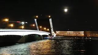 Развод Литейного моста в Санкт-Петербурге