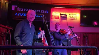 A bang on the ear and Fisherman's Blues | Mick and Sinead | Finnegan's Pub ☘️ | Magaluf🏝