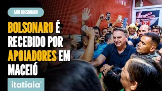 BOLSONARO É RECEBIDO POR APOIADORES AO DESEMBARCAR EM MACEIÓ