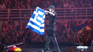 Enrique Iglesias with the Greek flag on stage!