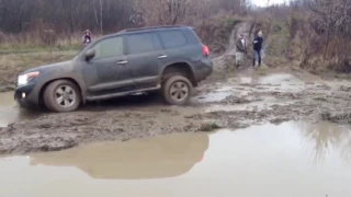 Toyota Land Cruiser 200 vs WV Touareg OFF Road Battle 2015