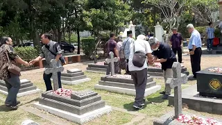 Tabur Bunga di Makam Para Romo Unio Keuskupan Agung Semarang