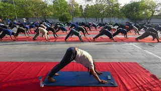 Ausgangssperre in Indien: Yoga gegen Corona