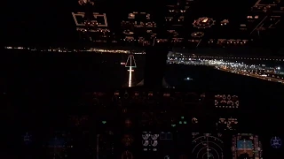 Ночная посадка в Пулково. Вид из кабины пилотов. Night landing view cockpit Boeing-737-800