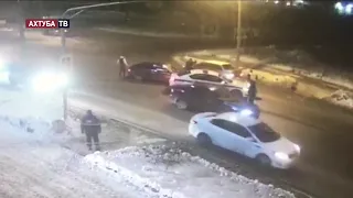 Сотрудник ГИБДД спас жизнь пешехода рискуя своей (Traffic police officer saved pedestrian's life )