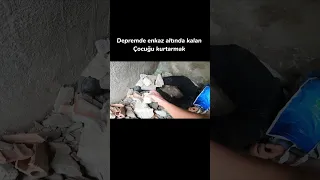 Sinyor taklacı depremde yaralanan çocuğu enkaz altından kurtardı | Devamı YouTube Kanalımda #shorts