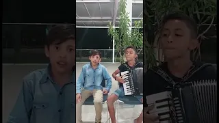 Alejandro Rodrigues e Ryan Gabriel cantando junto no hotel do The Voice Kids