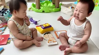 쌍둥이 싸움 / Twin babies Fighting