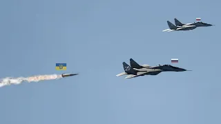 Scary moment! died immediately Two Russian MiG-29 fighter jets were hit by Ukrainian missiles.
