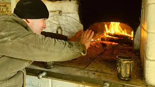 На хуторе в доме вода замерзает, а на улице можно загорать. Жизнь на хуторе в лесу.