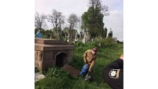 На старому кладовищі жінка забирала з могил людські черепи
