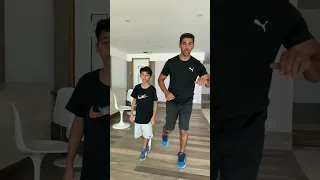 Pai e filho ensinando como fazer o passinho do paqueta #shorts