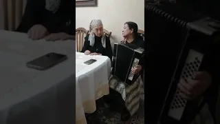 Зоя Чунаева и Бабушка поёт пеню на кумыкском языке
