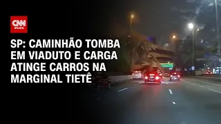 Caminhão tomba em viaduto e carga atinge carros na Marginal Tietê | LIVE CNN