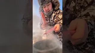 Meat with vegetables in an Afghan cauldron -50 C❄️ / Мясо с овощами в афганском казане -50 C❄️