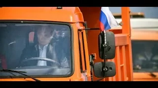 Ukraine-Konflikt: Wladimir Putin eröffnet die Krim-Brücke am Steuer eines Lkw welt