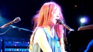 Tori Amos performing Kurt Cobain's Smells like Teen Spirit