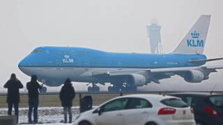 Amazing, snow @ Schiphol Airport heavy takeoff's B747, B787, B767 & A330.